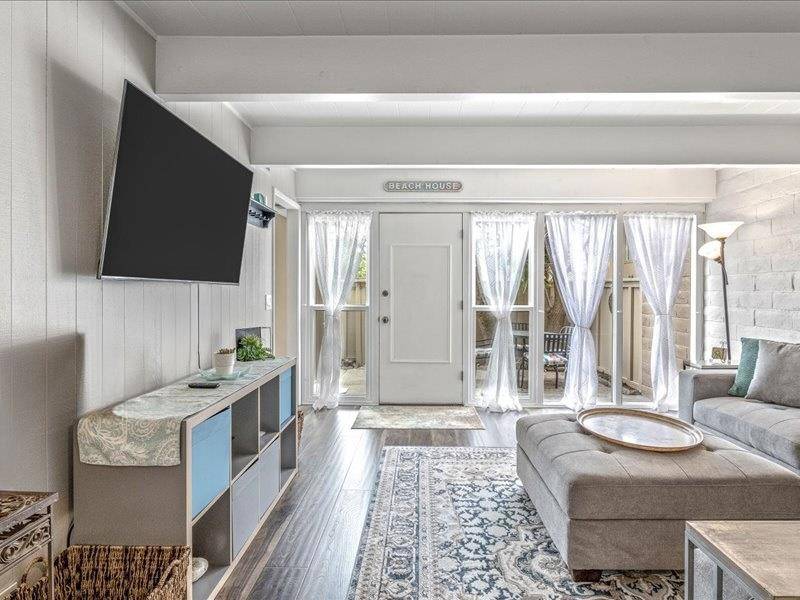 Monterey, CA 93940,451 Dela Vina AVE #405