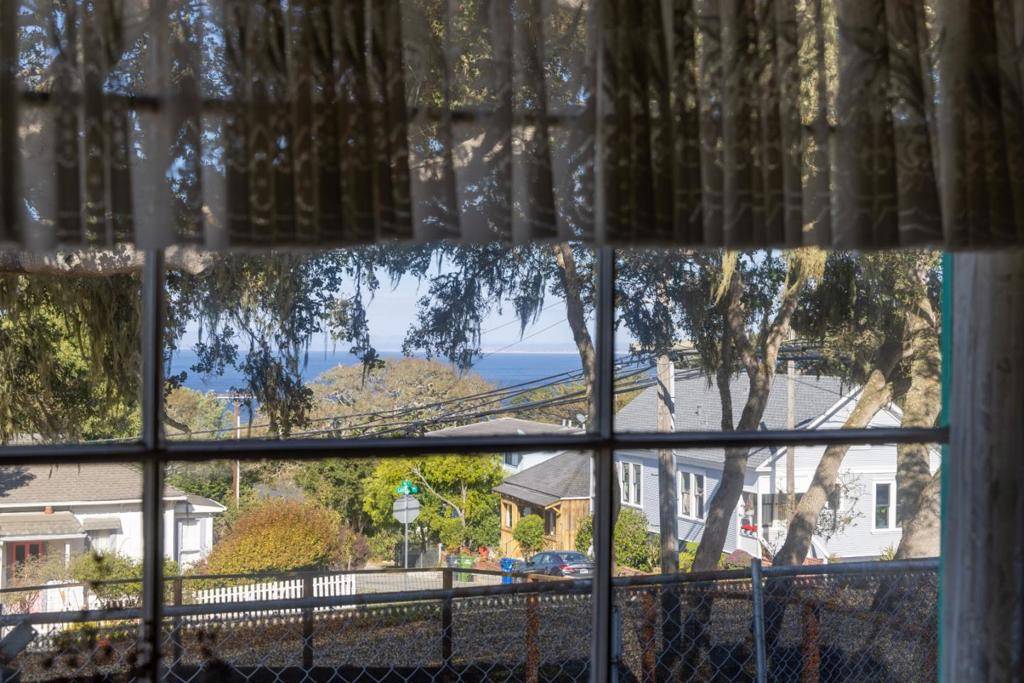 Pacific Grove, CA 93950,306 9th ST