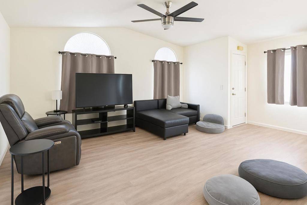 Sunnyvale, CA 94089,1220 Tasman DR