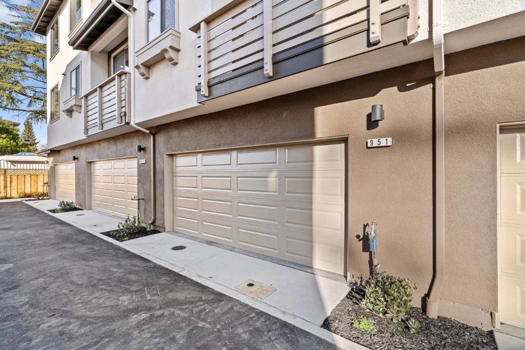 Redwood City, CA 94061,951 Woodside RD