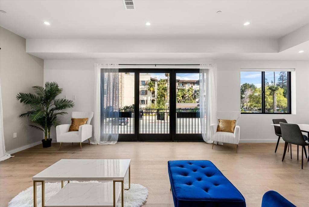 Redwood City, CA 94061,924 Woodside RD