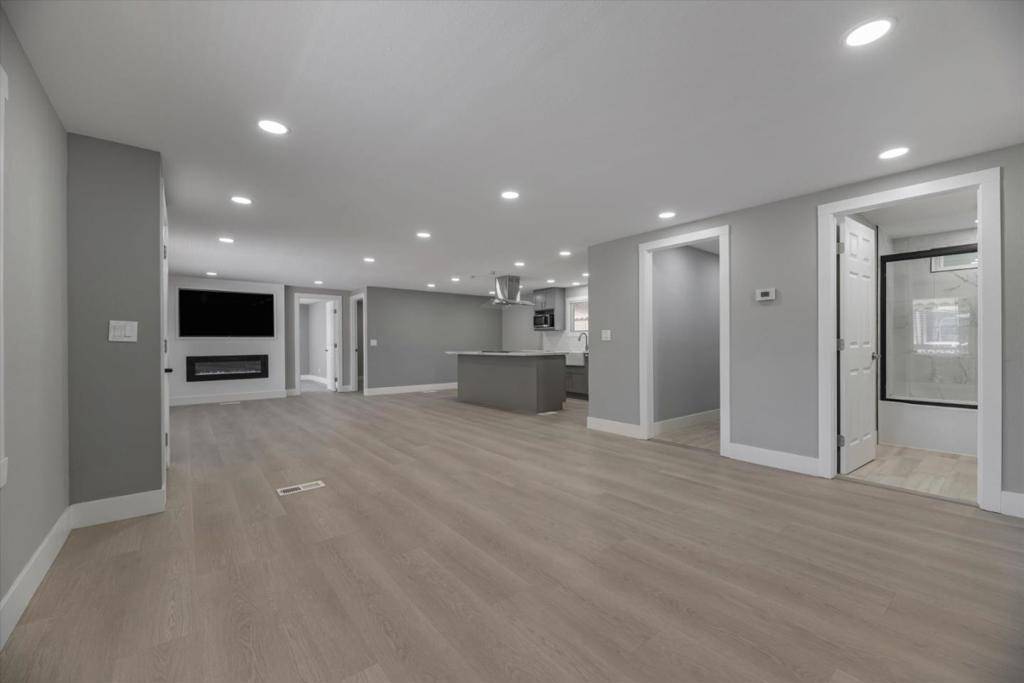 Hollister, CA 95023,174 REDWOOD DR #174