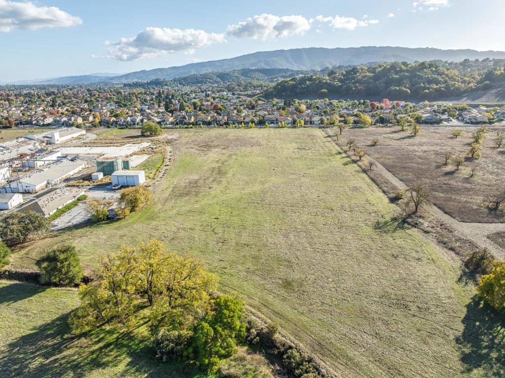 Gilroy, CA 95020,1180 Day RD