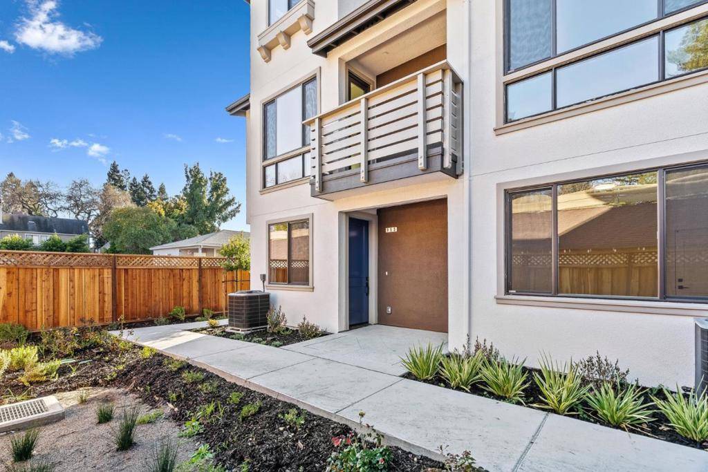 Redwood City, CA 94061,955 Woodside RD