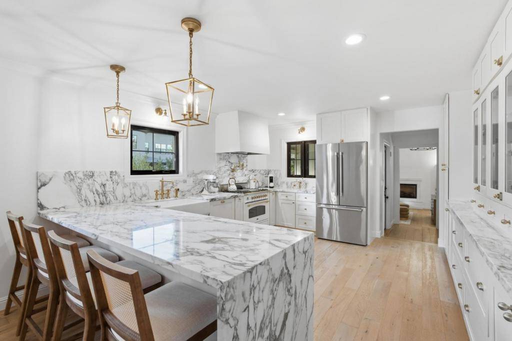 Redwood City, CA 94061,203 Santa Clara AVE