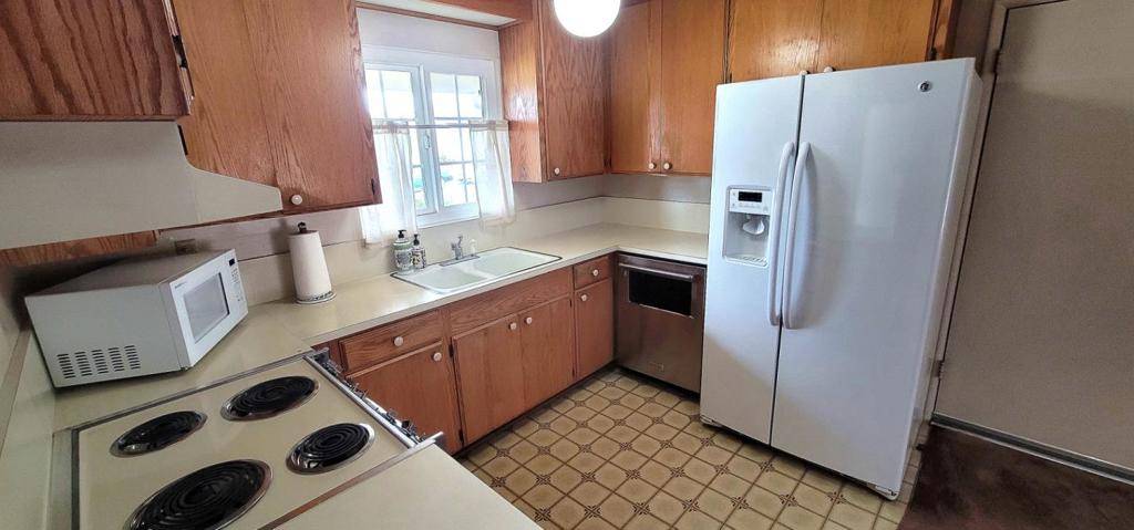 Salinas, CA 93906,211 Primrose DR