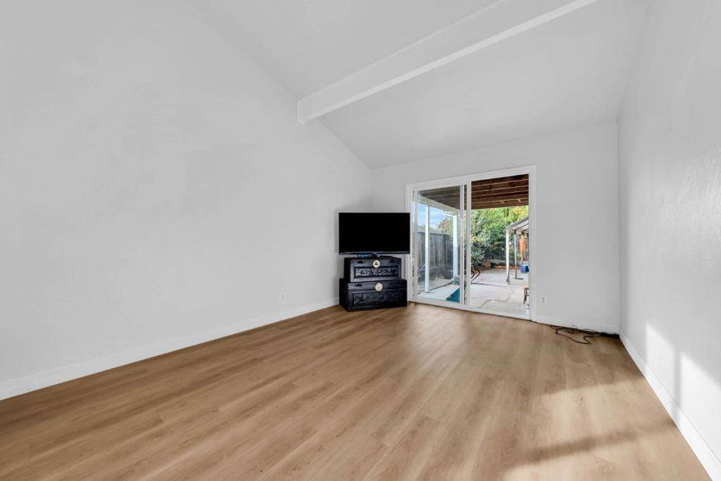 East Palo Alto, CA 94303,2243 COOLEY AVE