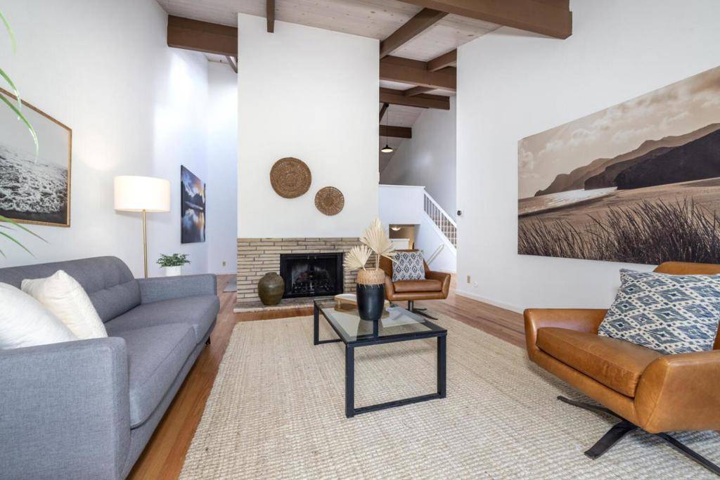 Menlo Park, CA 94025,166 Sand Hill CIR