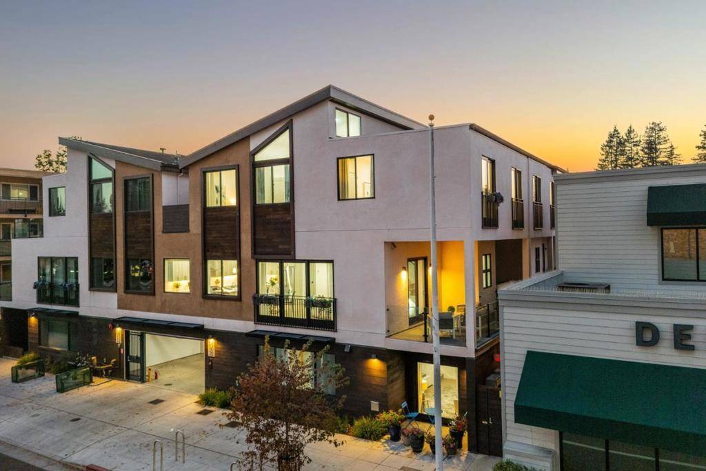 Redwood City, CA 94061,916 Woodside RD