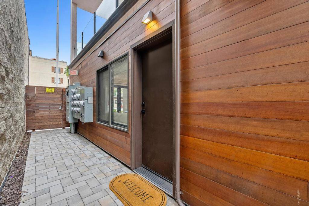 Redwood City, CA 94061,924 Woodside RD