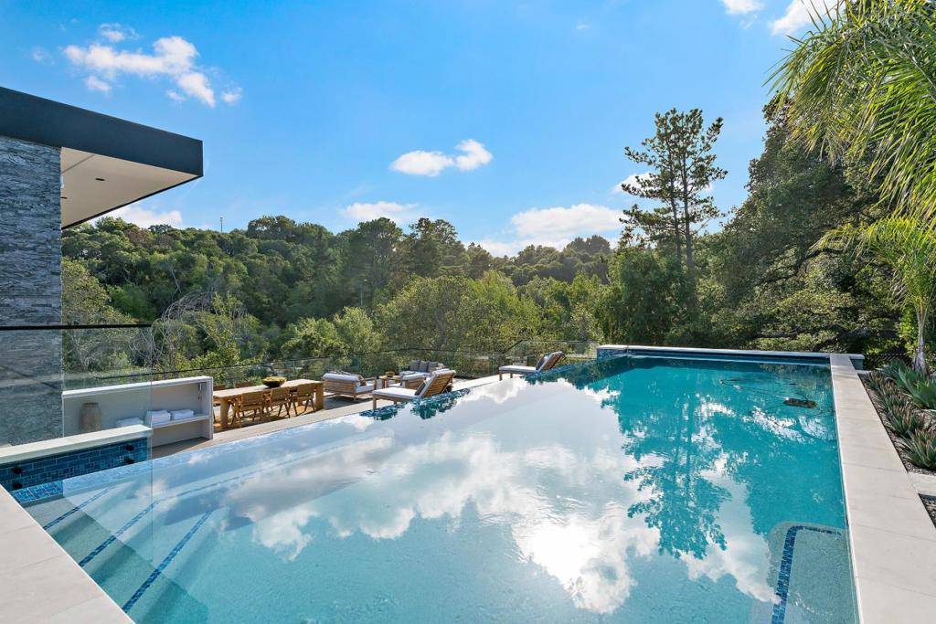 Hillsborough, CA 94010,20 Pine CT