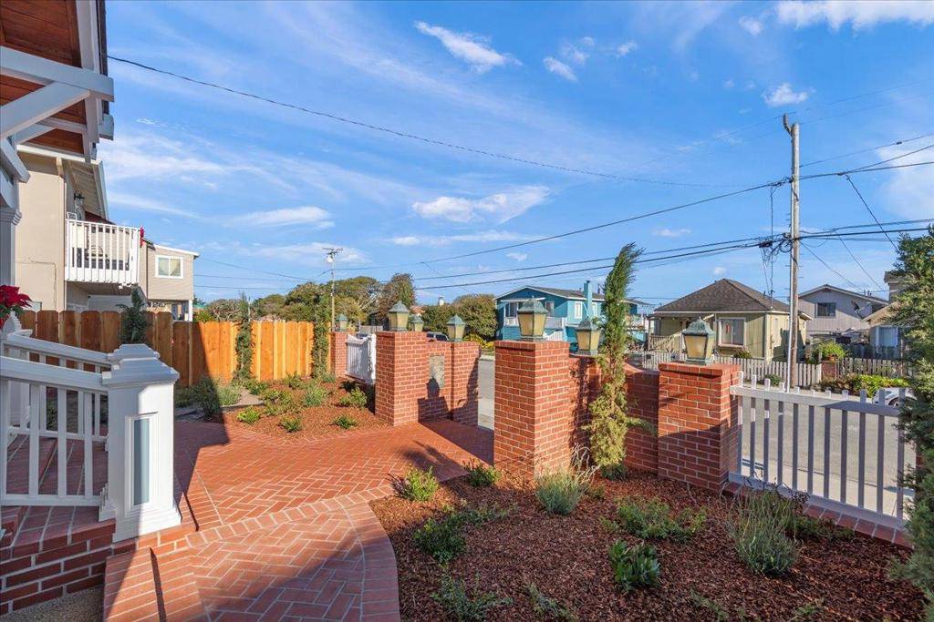 Monterey, CA 93940,272 Clay ST