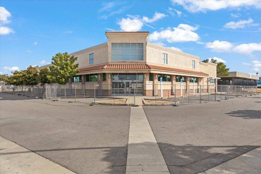 Sacramento, CA 95822,7155 24th ST