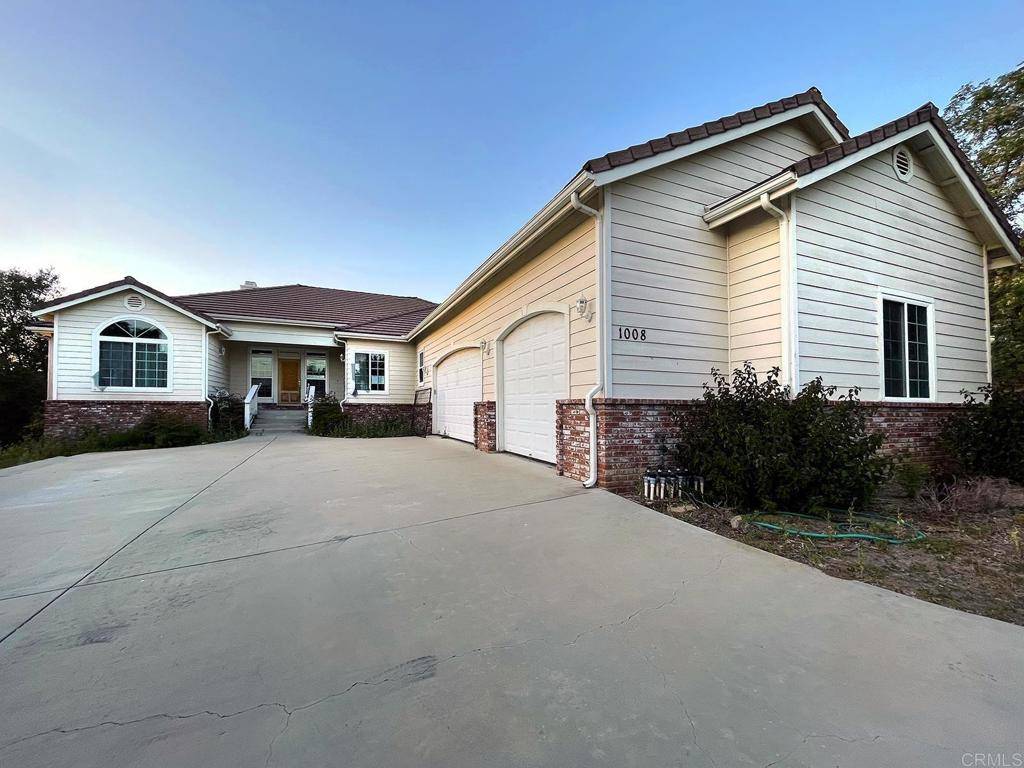 Fallbrook, CA 92028,1008 Hughes LN