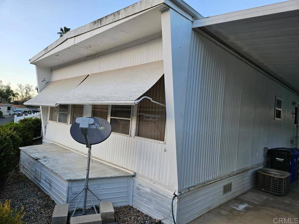 Escondido, CA 92026,8975 Lawrence Welk DR #85