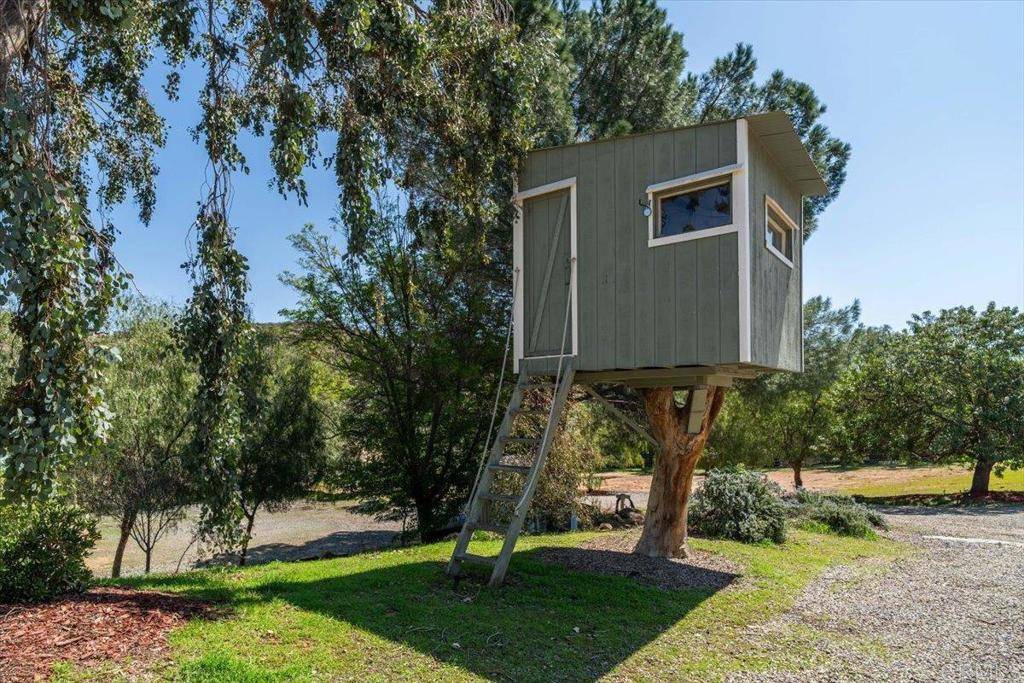 Ramona, CA 92065,23003 Arjo LN