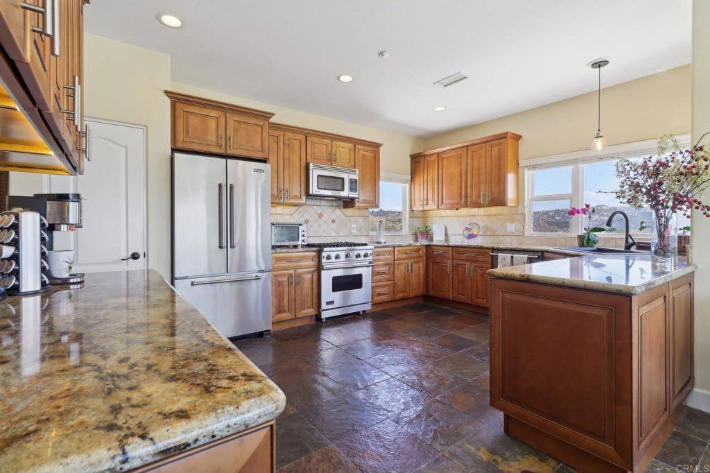 Fallbrook, CA 92028,944 Rainbow Crest RD