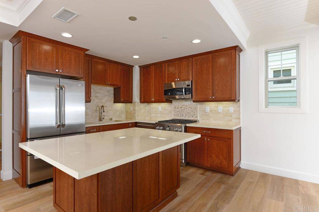 La Jolla, CA 92037,7720 Ivanhoe AVE