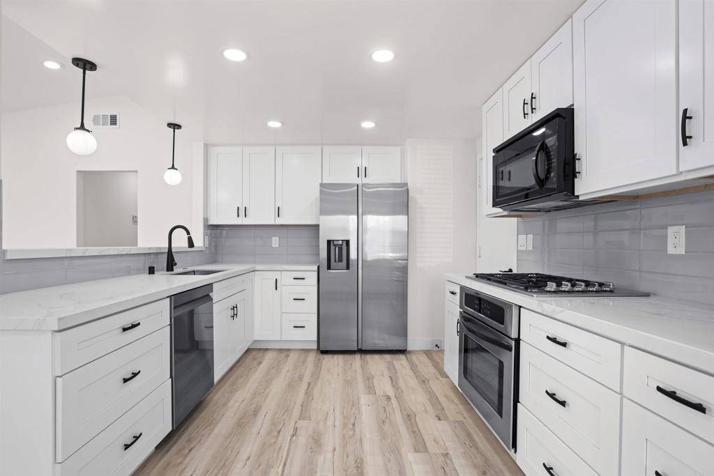 Carlsbad, CA 92009,2286 Levante St