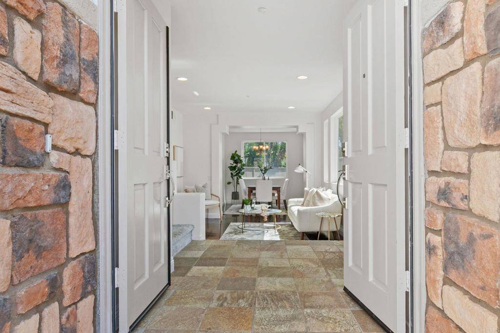 Escondido, CA 92026,2490 Bear Rock Gln