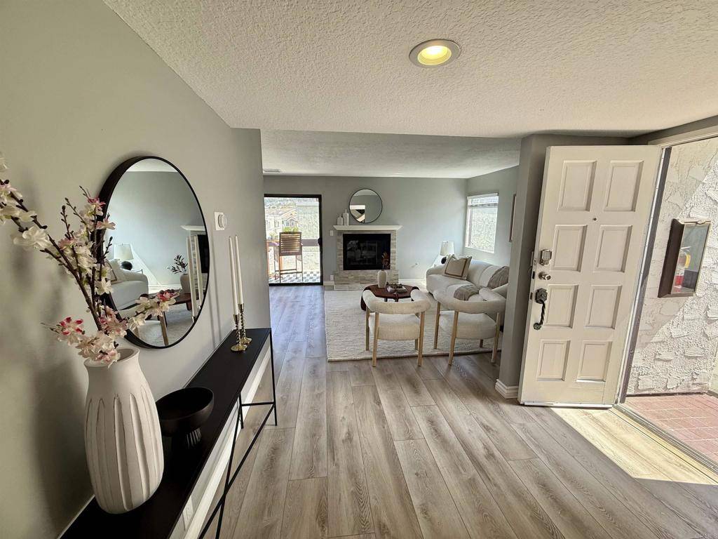 Carlsbad, CA 92009,7528 Jerez CT #6