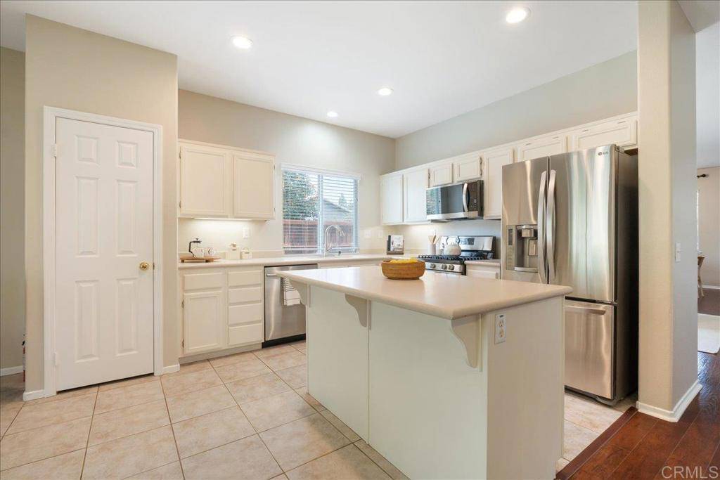Oceanside, CA 92057,5473 Parrolette CT