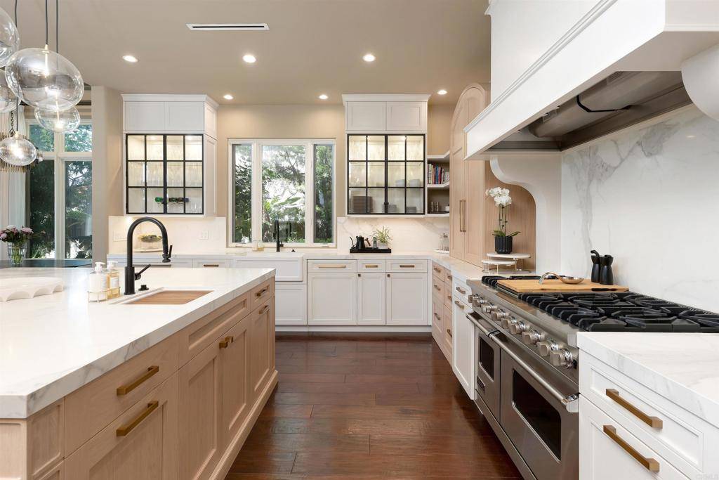 San Diego, CA 92130,5825 Meadows Del Mar