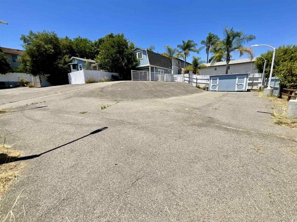 Fallbrook, CA 92028,205 219 W Mission RD