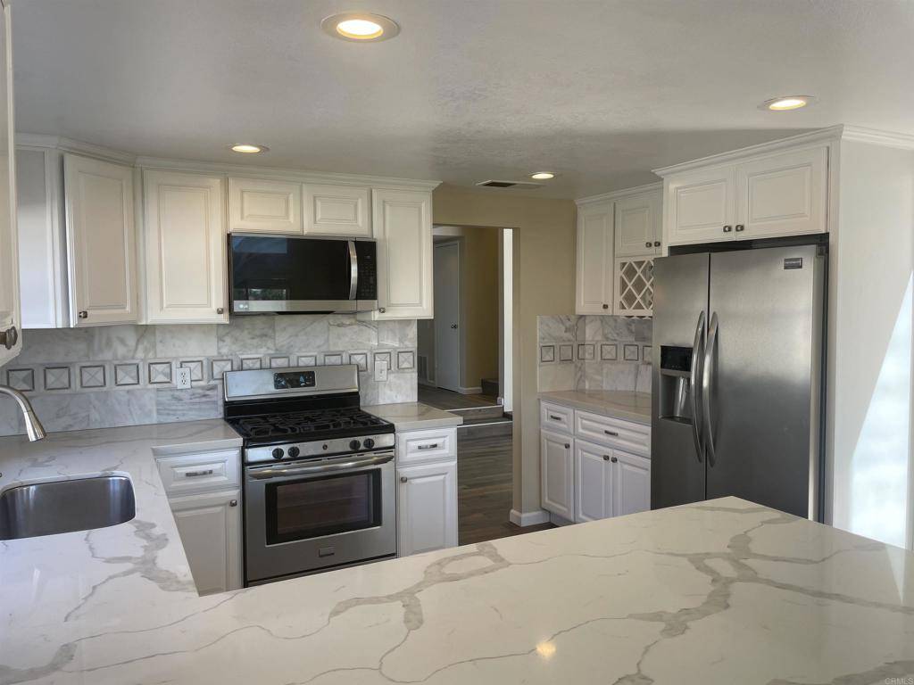 Carlsbad, CA 92009,2415 Levante ST