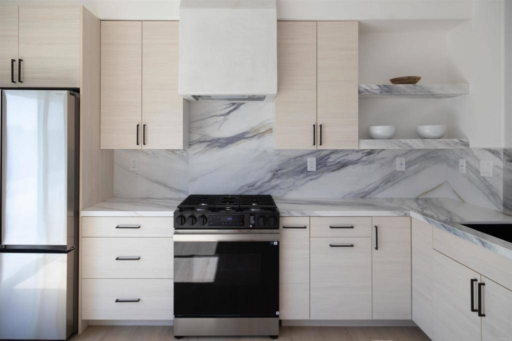 Oceanside, CA 92058,183 Plumosa ST