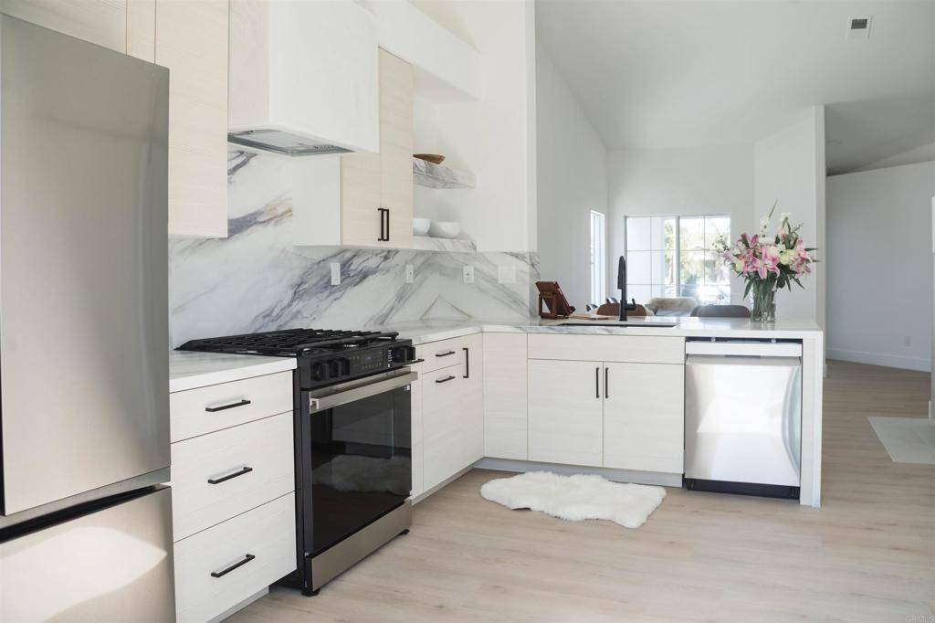 Oceanside, CA 92058,183 Plumosa ST