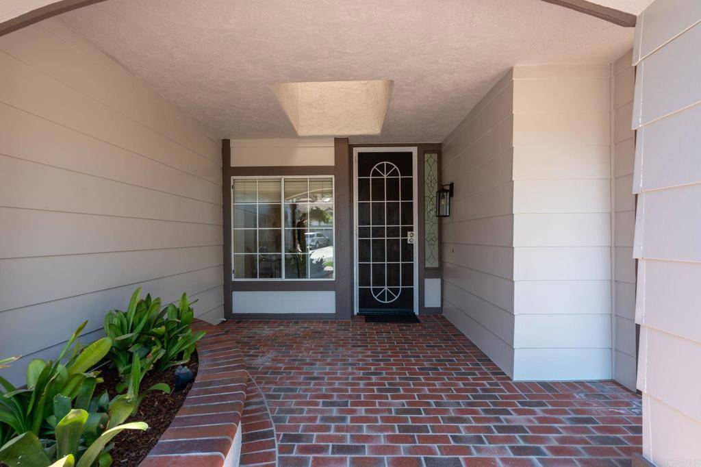 Escondido, CA 92029,1337 Oak View WAY