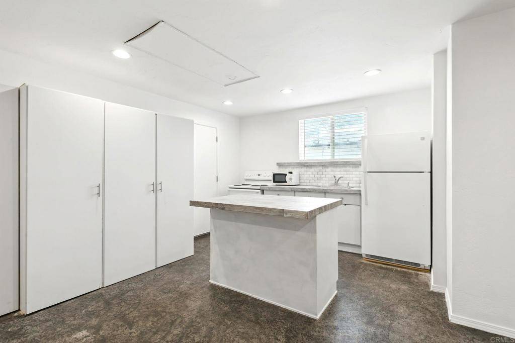 Encinitas, CA 92024,835 Dewitt AVE #B