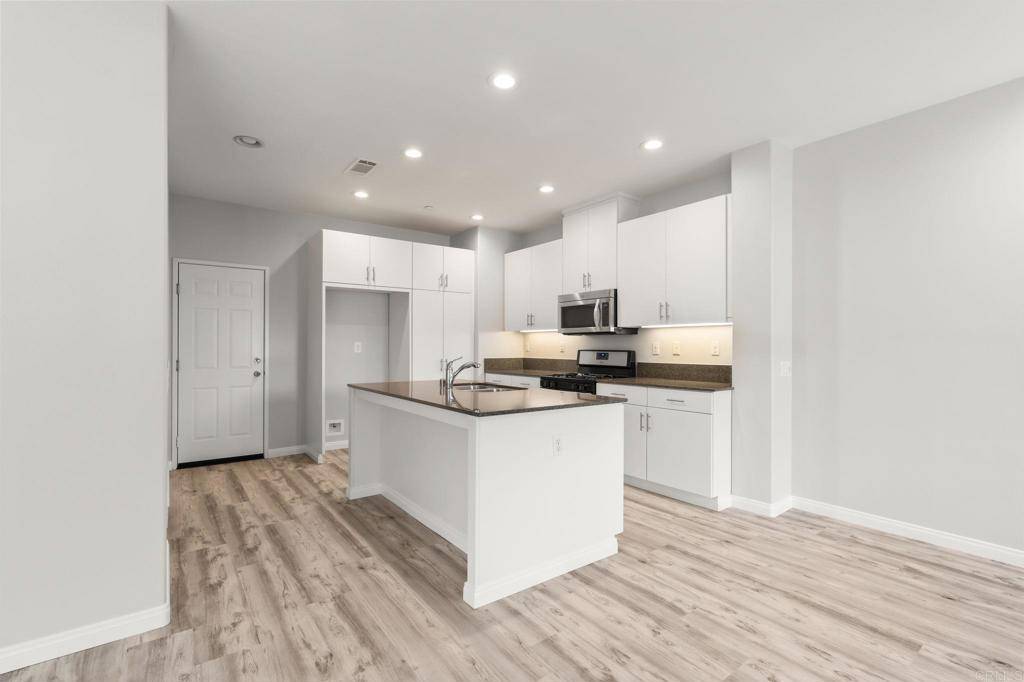 Oxnard, CA 93036,343 American River Ct