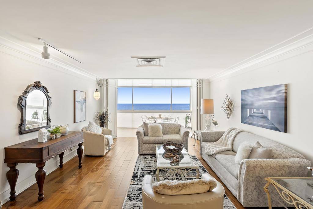 La Jolla, CA 92037,939 Coast BLVD #4C