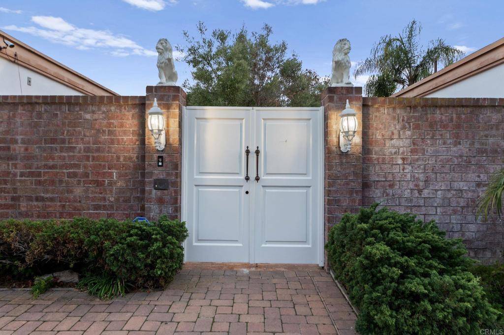 Carlsbad, CA 92009,7343 Almaden LN