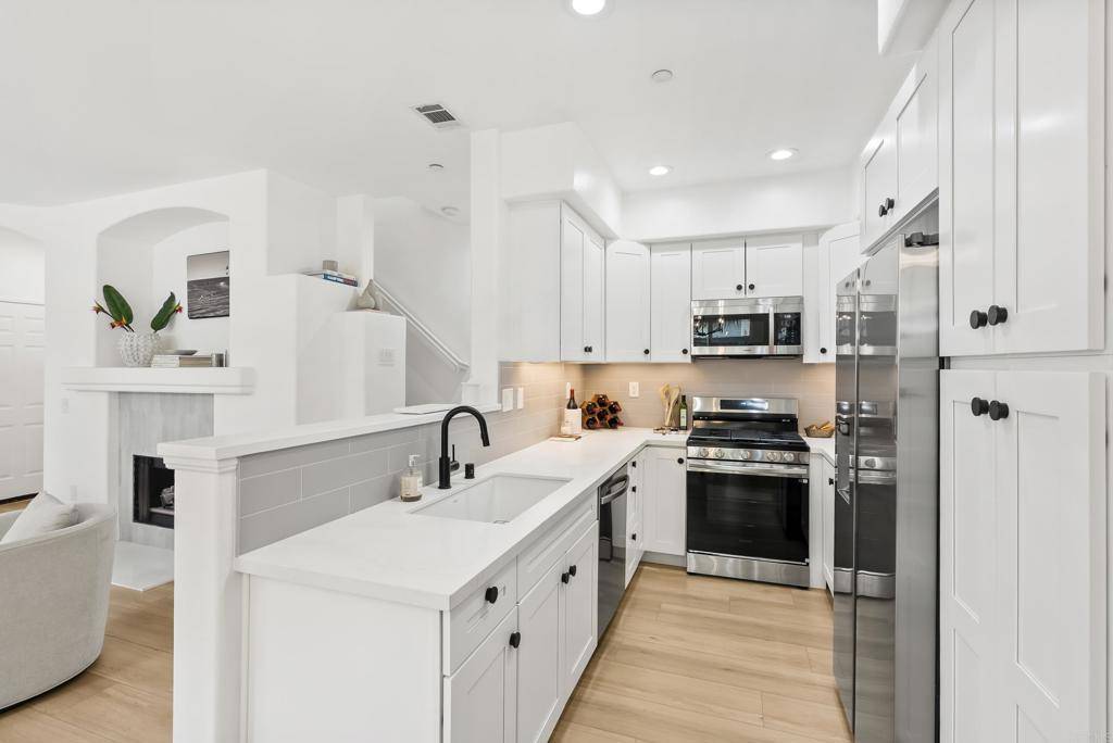 Carlsbad, CA 92009,6417 Terraza Portico