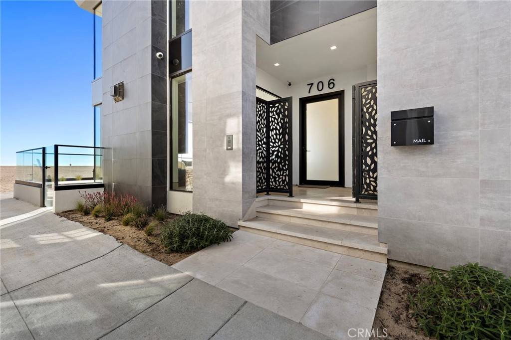 Newport Beach, CA 92661,706 W Oceanfront