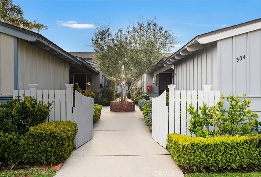 Corona Del Mar, CA 92625,304 Dahlia PL