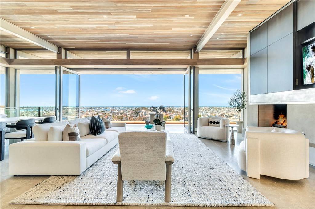 Corona Del Mar, CA 92625,1231 Dolphin