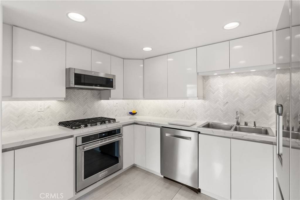 Newport Beach, CA 92663,239 61st ST