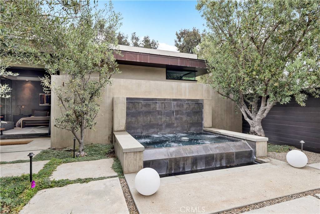 Corona Del Mar, CA 92625,711 K Thanga DR