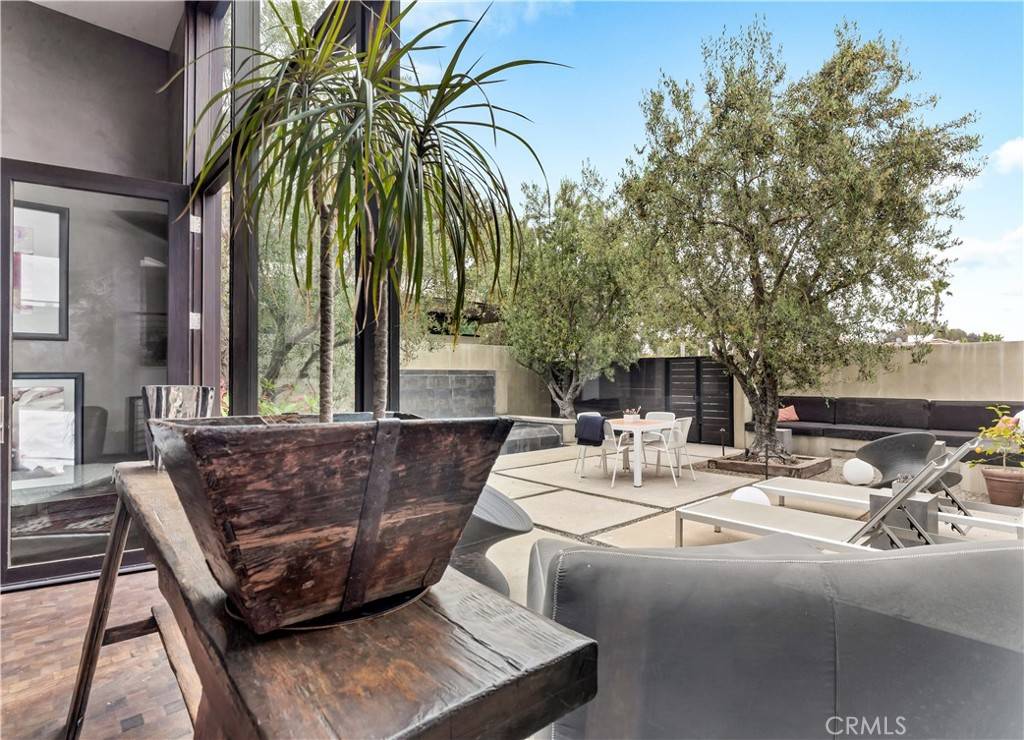 Corona Del Mar, CA 92625,711 K Thanga DR