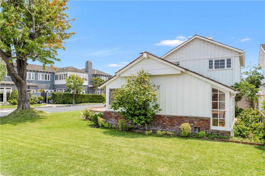 Newport Beach, CA 92663,2562 Vista DR