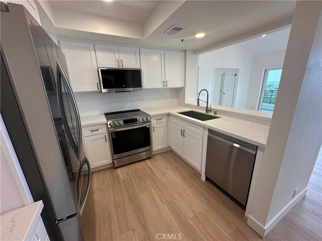 Newport Beach, CA 92663,230 Lille LN #308