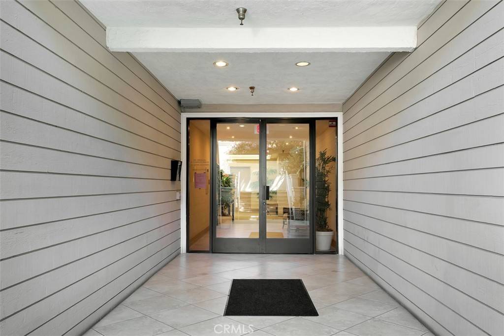 Newport Beach, CA 92663,260 Cagney LN #206