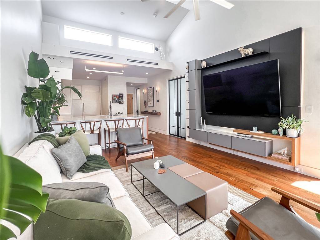 Newport Beach, CA 92663,200 Paris LN #315