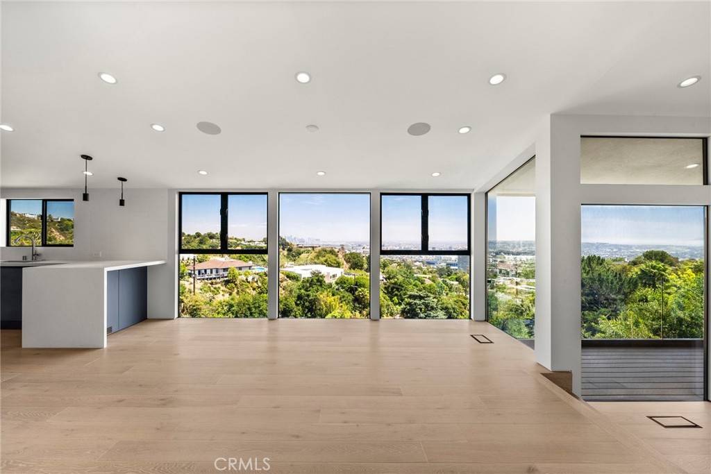 Beverly Hills, CA 90210,9336 Lloydcrest DR