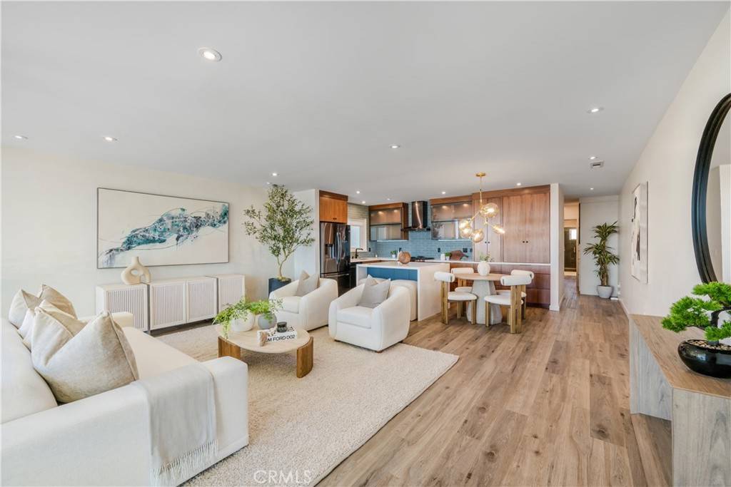 Long Beach, CA 90803,3901 E Livingston DR #402