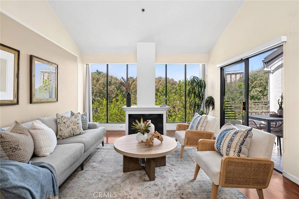 Newport Beach, CA 92663,230 Lille LN #304